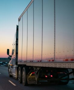 Camion et soleil couchant